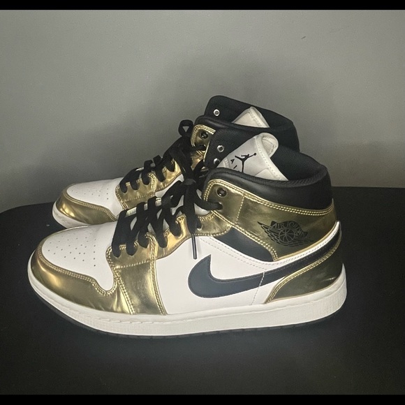 Air Jordan 1 Mid SE - Picture 2 of 3